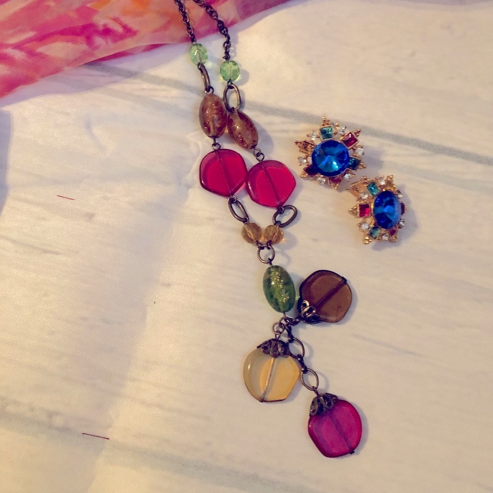 Jewelry Bundle - 4 pairs of earrings & 2 necklaces - Picture 4 of 5